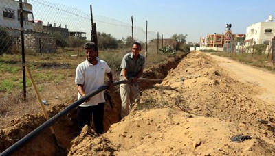 أعمال حفر وتركيب خط مياه جديد في شارع رقم 11356 بحي المنارة 